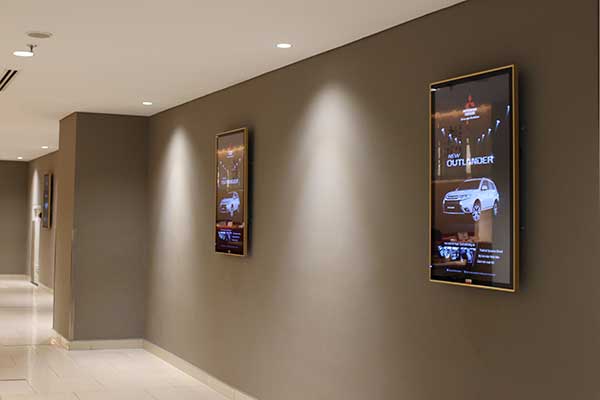 màn hình lcd treo tường dùng trong các sảnh lối đi