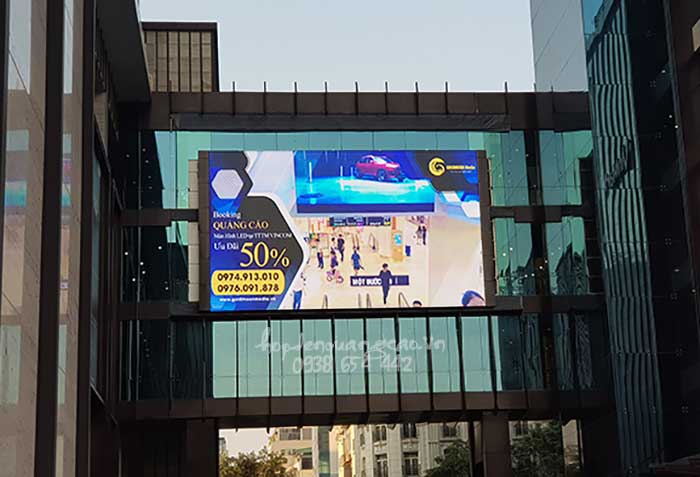 lắp đặt màn hình led ngoài trời tại vincom bà triệu