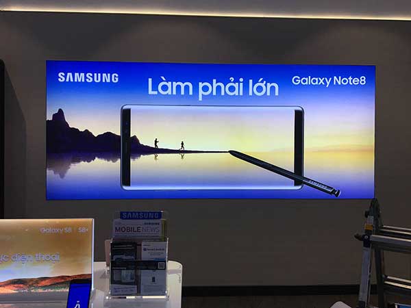 hộp đèn không viền quảng cáo Samsung S8