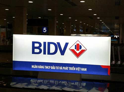 hộp đèn căng bạt 3m quảng cáo tại sân bay