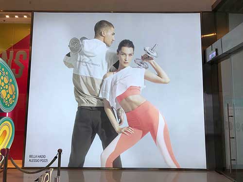 hộp đèn không viền đẹp tại cửa hàng thời trang