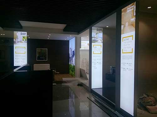 hộp đèn không viền bố trí đẹp mắt tại cửa hàng nội thất