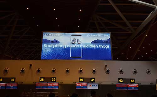 hộp đèn viền to căng bạt 3m quảng bá sản phẩm tại sân bay đà nẵng