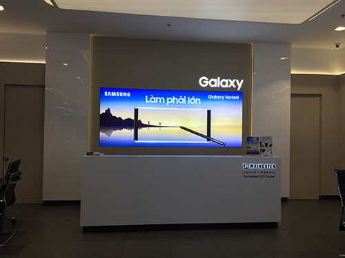 hộp đèn không viền ở cửa hàng Samsung