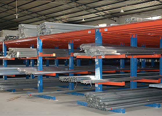 kho dự trữ khung nhôm định hình làm hộp đèn quảng cáo