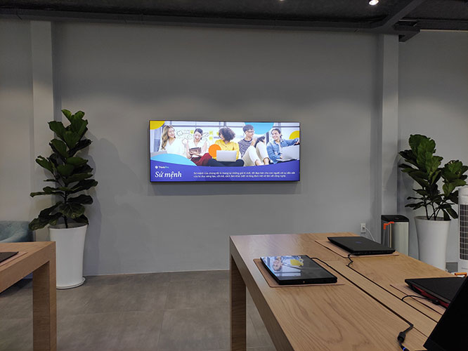 Quảng cáo treo tường với hộp đèn quảng cáo
