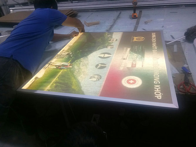 Hộp đèn siêu mỏng nắp bật khổ lớn. Là một trong đại diện cho hộp đèn quảng cáo