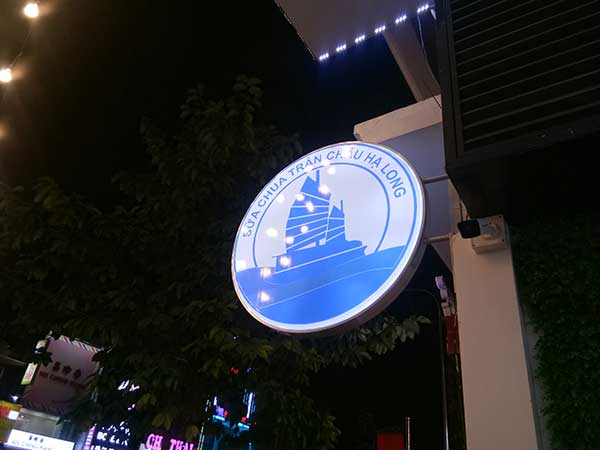 hộp đèn hút nổi