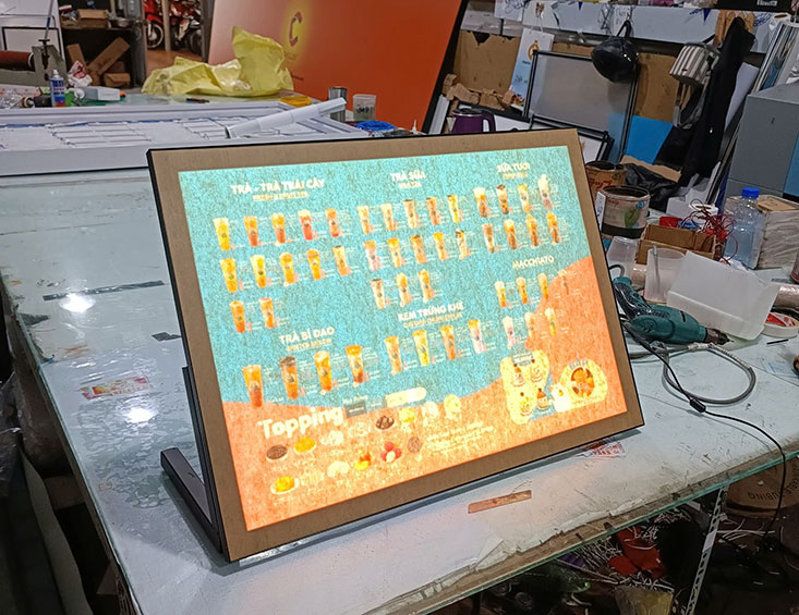 hộp đèn nắp hít làm menu để bàn