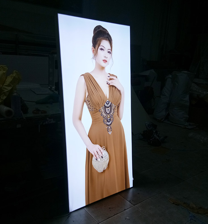 hộp đèn không viền nhét ron