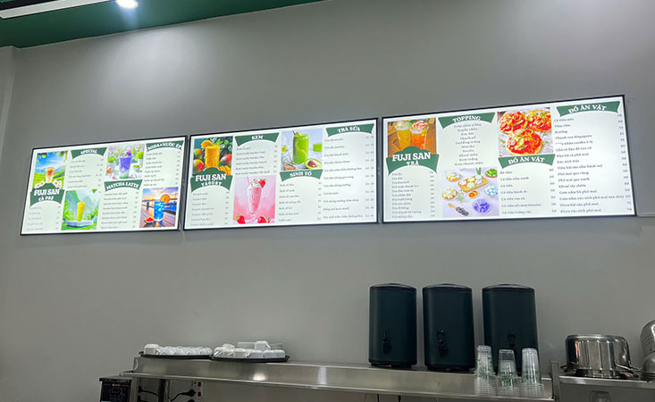 Tranh điện tranh rút làm menu treo tường phía sau quầy bar