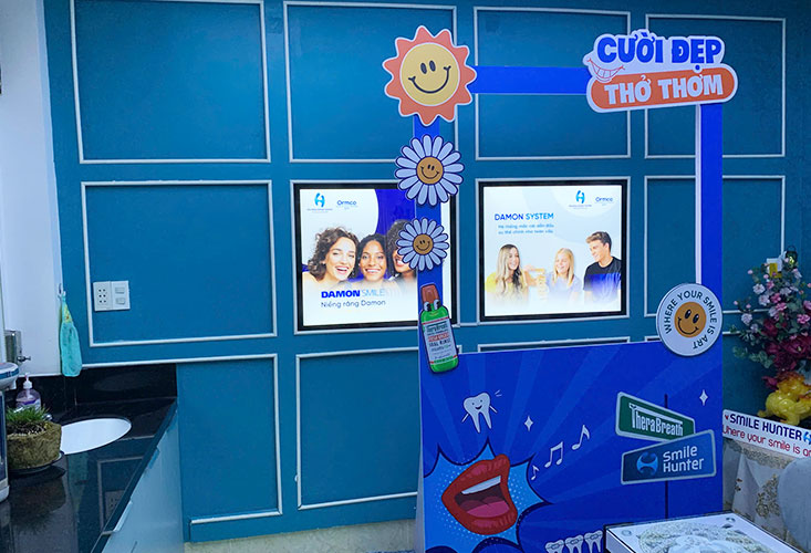 Hộp đèn siêu mỏng nắp hít làm poster quảng cáo cho Nha Khoa Nụ Cười