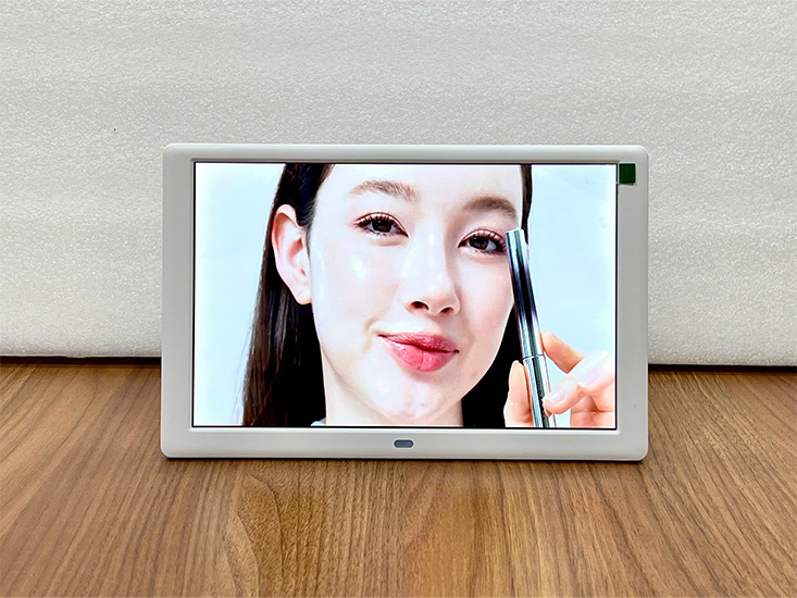 Màn hình quảng cáo để bàn 3