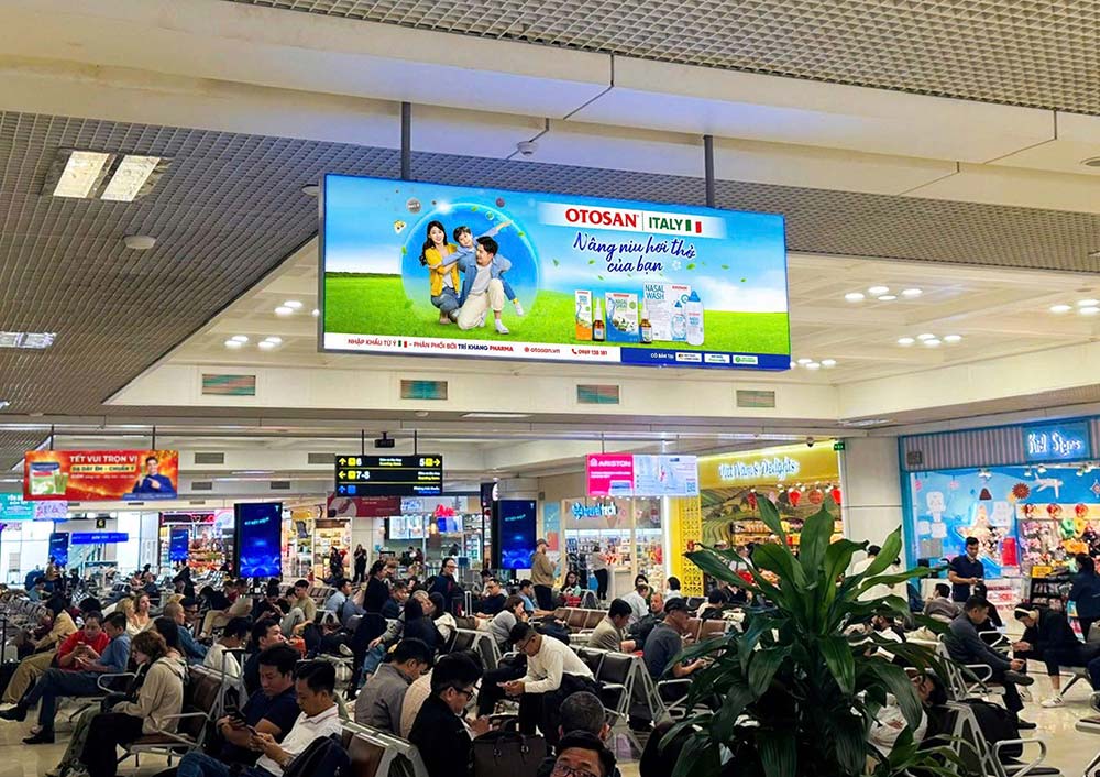hộp đèn quảng cáo thuốc treo ở trong nhà ga sân bay Tân Sơn Nhất